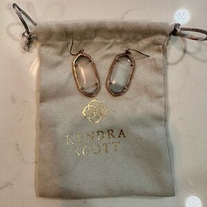 Kendra Scott Dani Earrings grey gold with bag